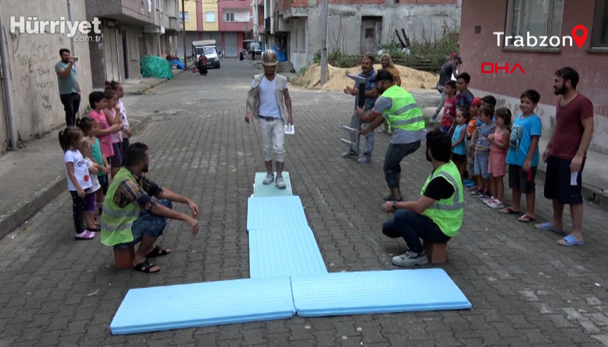 İnşaat malzemeli defile yapan işçilere oyunculuk teklifi İnşaat malzemeli defile yapan işçilere oyunculuk teklifi