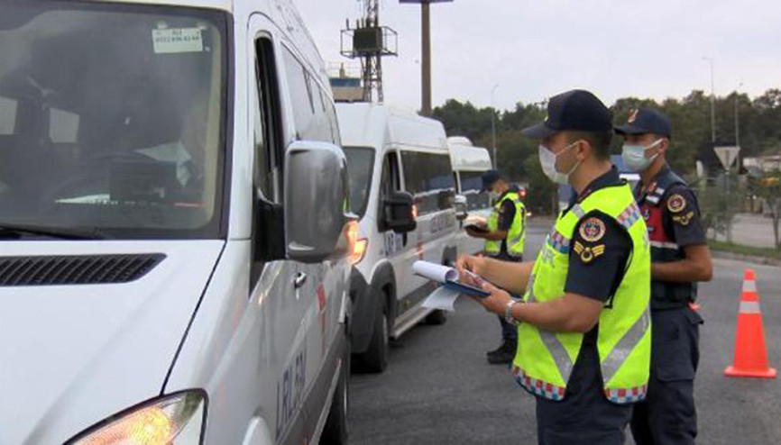 Jandarma ekiplerinden okul servislerinde koronavirüs denetimi Jandarma ekiplerinden okul servislerinde koronavirüs denetimi