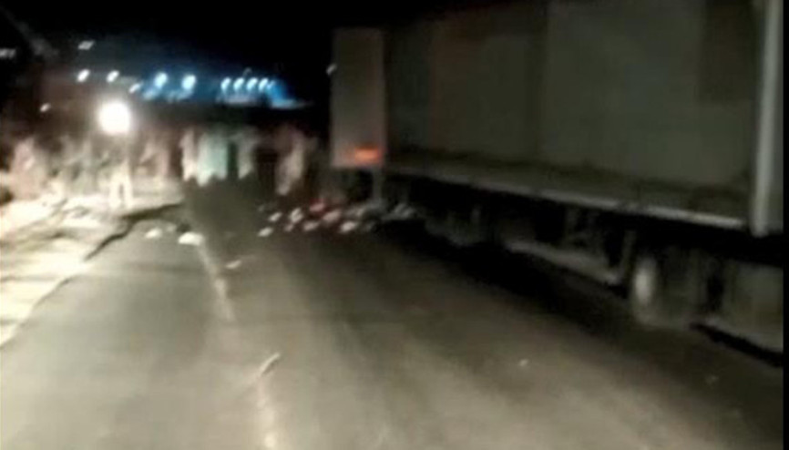 TIR sürücüsü, kaçak göçmenleri TEM kenarında bırakmış