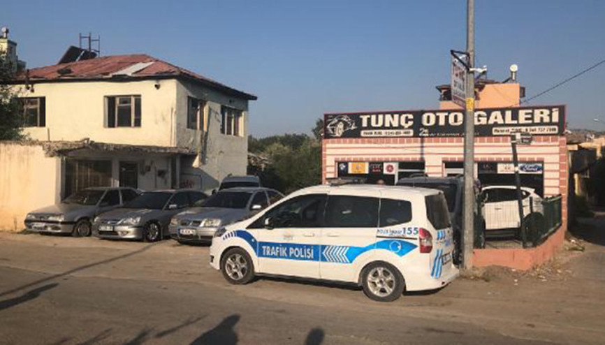 Kozan’da oto galeriye Kalaşnikoflu saldırı: 2 yaralı