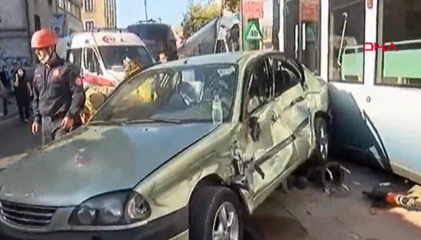 İstanbulda tramvay ve otomobil çarpıştı