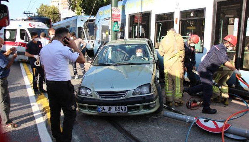 Son dakika...  İstanbulda feci kaza Tramvay ve otomobil çarpıştı