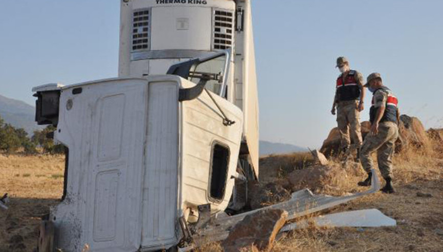 Şarampole devrilen TIRın şoförü yaralandı