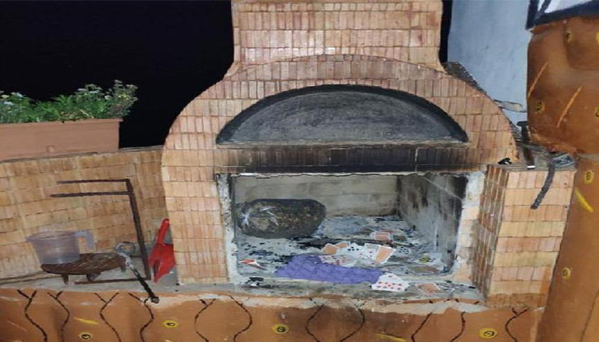 Kumar baskınında yakalananlar, iskambil kağıtlarını yakmaya çalıştı