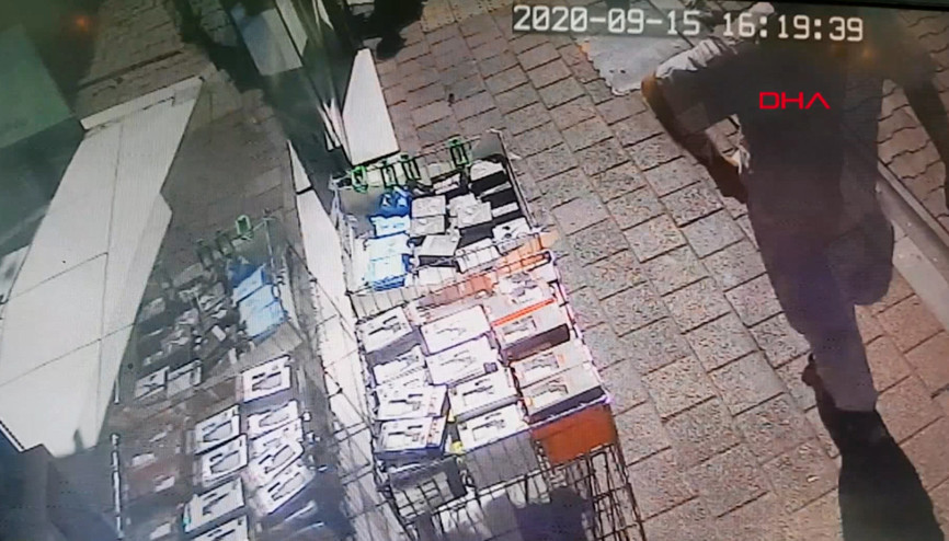 Eşime göstereceğim dedi, telefonu alıp böyle kaçtı