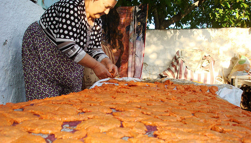 Sarıgöl’de evlerde tarhana yapımı başladı
