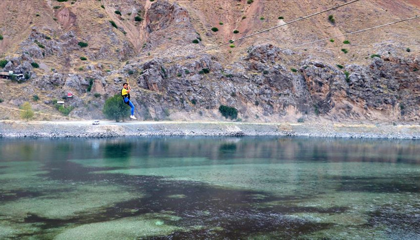 Fırat Nehri üzerine kurulan zipline ilgi odağı oldu