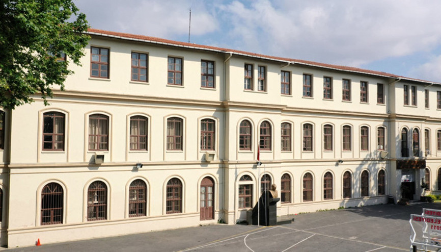 İstanbulda tarihi okulun müdürü değişti
