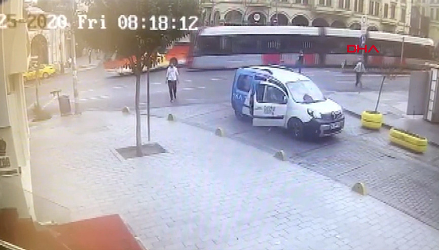 Son dakika haber... Lalelide tramvay ile otobüsün çarpışma anı kamerada