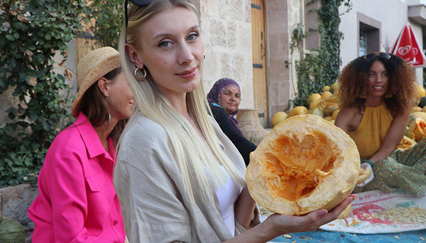 Kapadokya Moda Haftasına katılan mankenler pekmez kaynatıp, salça yaptı
