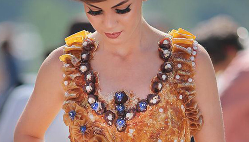 Pestil ve kömeden yapılan gelinlik, Ankaradaki fuarda sergilendi