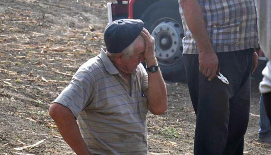 Ürünlerinin yanmasını gözyaşları dökerek izledi