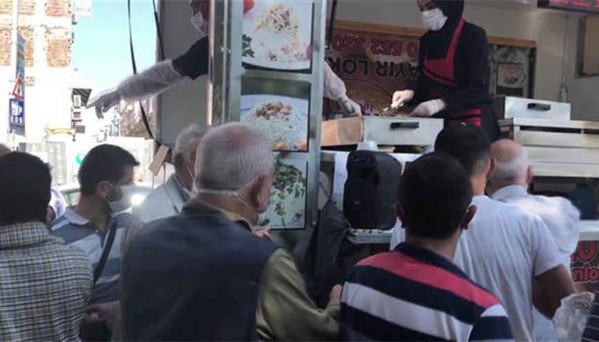 Avcılar’da sosyal mesafesiz hayır lokması dağıtımına polis uyarısı
