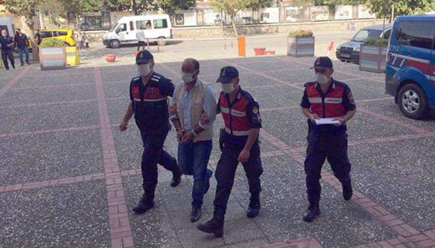 Aralarında ilişki olduğundan şüphelendiği eşi ve yeğenini tüfekle vurdu