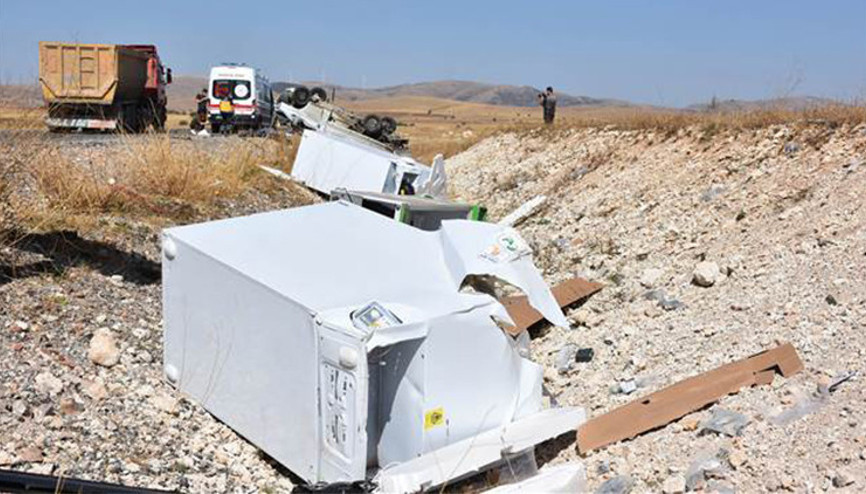 Beyaz eşya yüklü kamyonet devrildi: 1 ölü, 1 yaralı