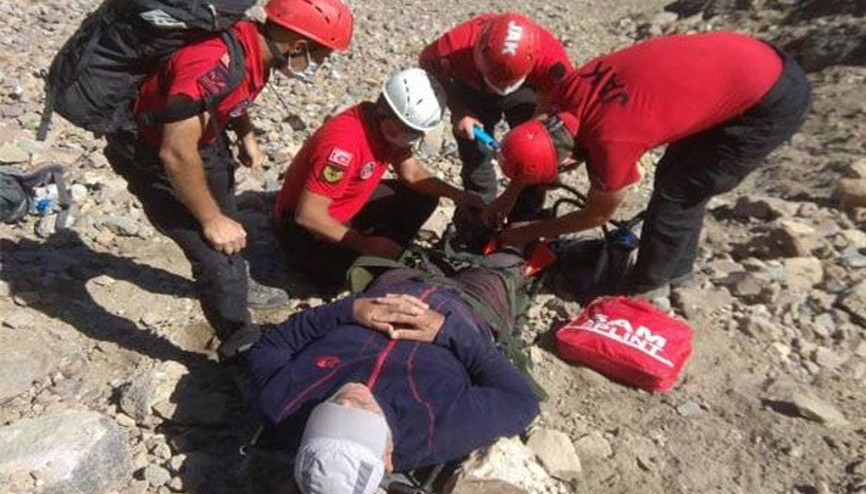 Erciyes’te zirve tırmanışında yaralanan dağcıyı JAK timi kurtardı