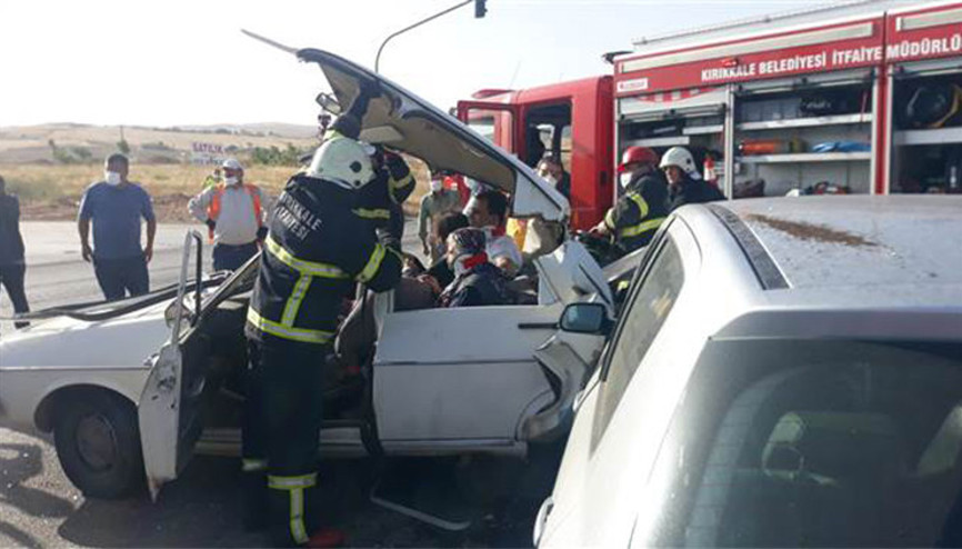 Otomobil, kırmızı ışıkta duran otomobile çarptı: 6 yaralı