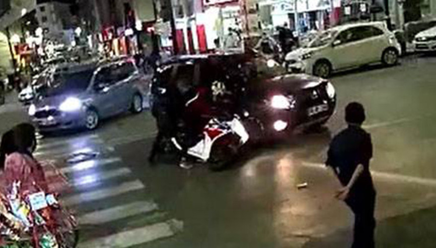 Kaza sonrası kendilerine çarpan cipi yumrukladı