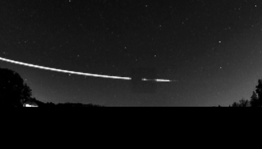 Bir göktaşının atmosferi sıyırıp uzay yolculuğuna  geri dönmesi amatör kamerada