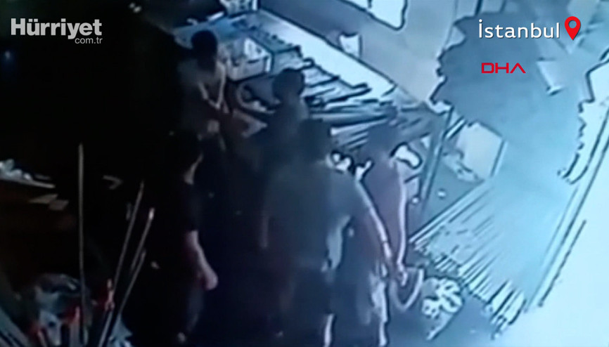 İş yerinde tik şakası hastanede bitti Kavga anı kamerada