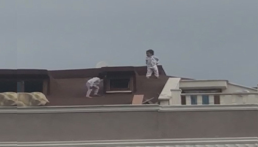 Sultanbeylide korkunç anlar İki küçük çocuk çatıda böyle görüntülendi... Sultanbeylide korkunç anlar İki küçük çocuk çatıda böyle görüntülendi...