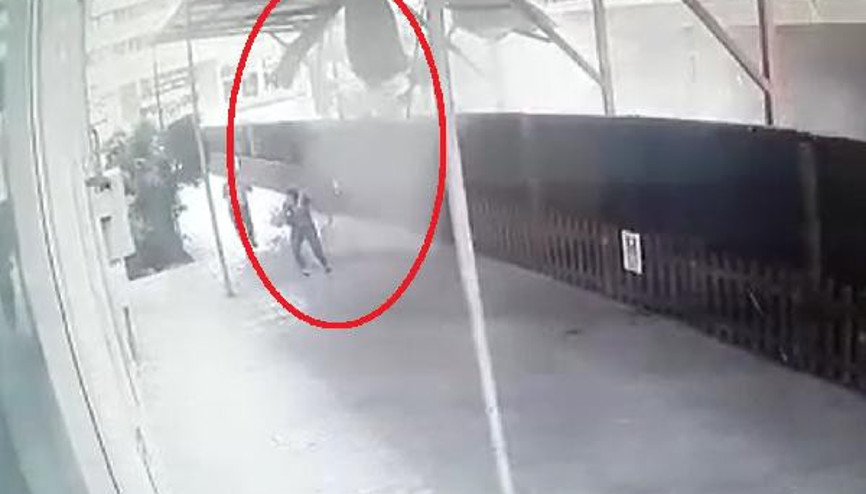 2 kişinin inşaattan düşen tuğlaların altında kalmaktan kurtulma anı