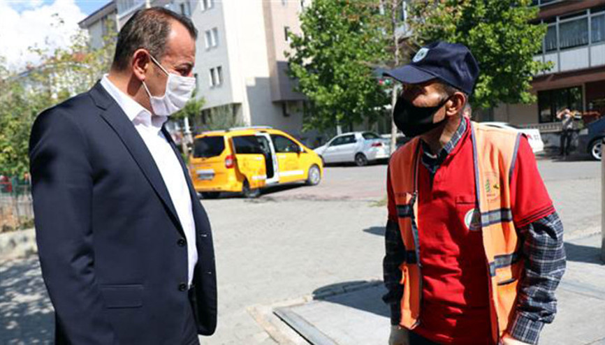 Kargayı beslediği görüntüler ilgi çeken temizlik işçisi altınla ödüllendirildi