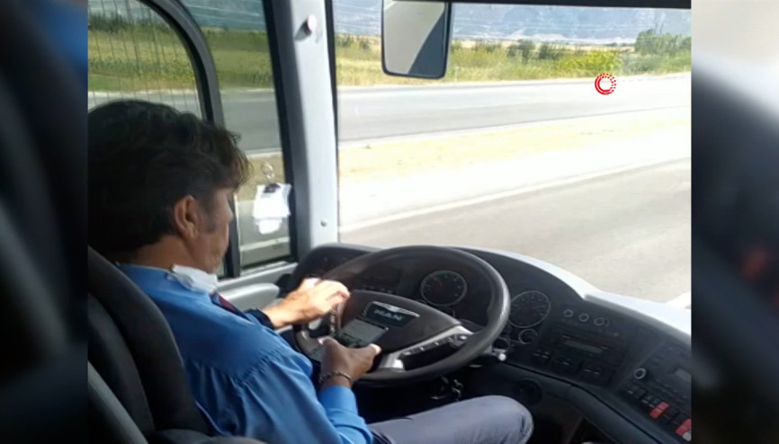 Seyir halindeki şoförün internette sörf yaptığı anlar kamerada