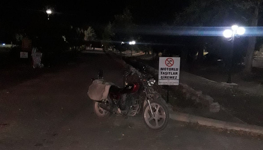 Zincire takılan motosiklet takla attı: 2 yaralı