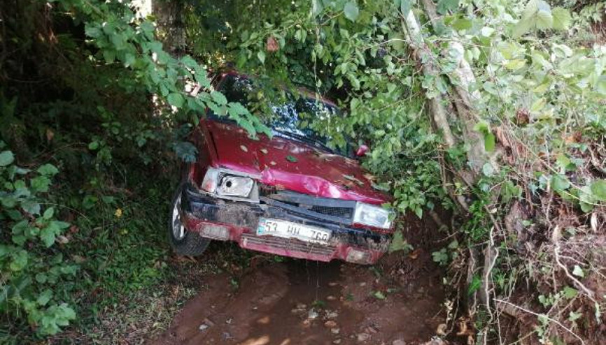 Rizede heyelanda 2 araç hasar gördü Rizede heyelanda 2 araç hasar gördü