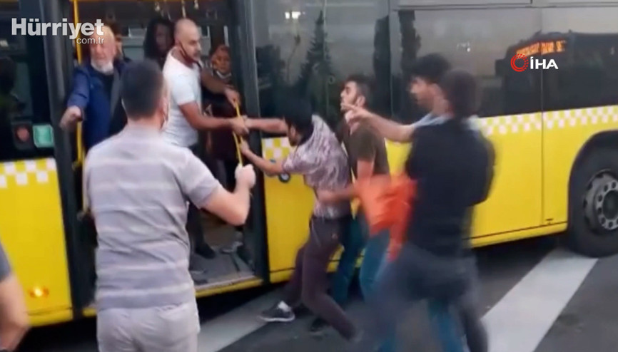 Metrobüs durağında Kız arkadaşıma yan baktın kavgası