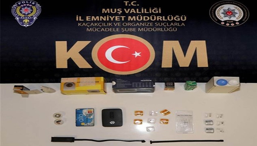 Düğme görünümlü kamerayla sınavda kopya çekeceklerdi