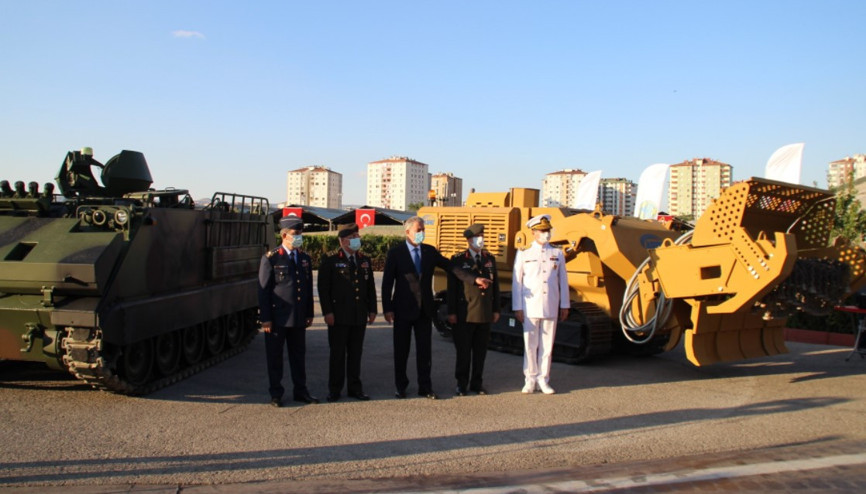 Bakan Akar yerli mayın temizleme teçhizatı ile zırhlı aracı inceledi