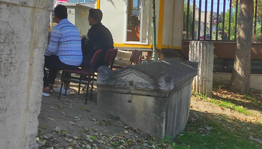 Taksi durağındaki 2 bin yıllık lahidin yanında oturuyorlar