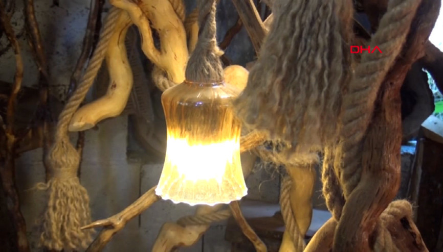 Kurumuş ağaç köklerini, sanat eserine dönüştürüyor