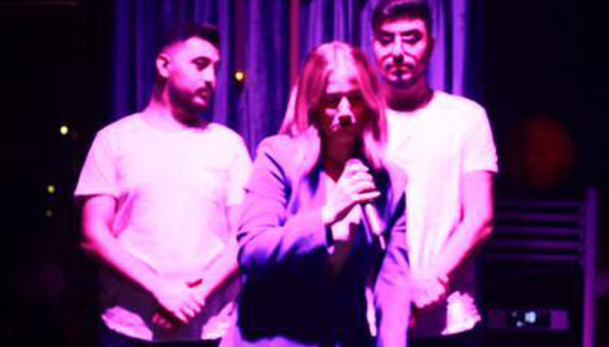 Kendini sahnede buldu