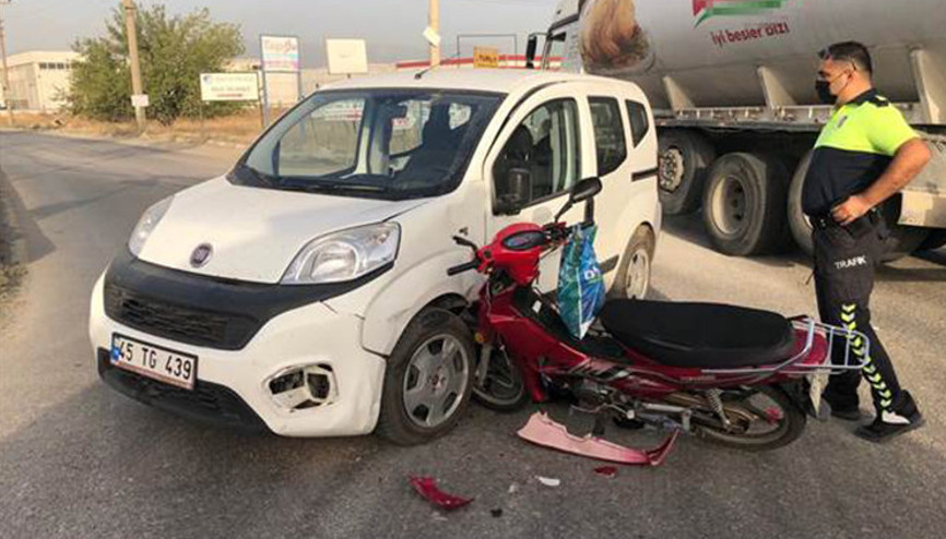 Hafif ticari araca çarpan motosikletli yaralandı