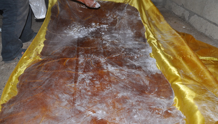 Geleneksel yöntemleri kullanarak üzümden pestil yapıyorlar