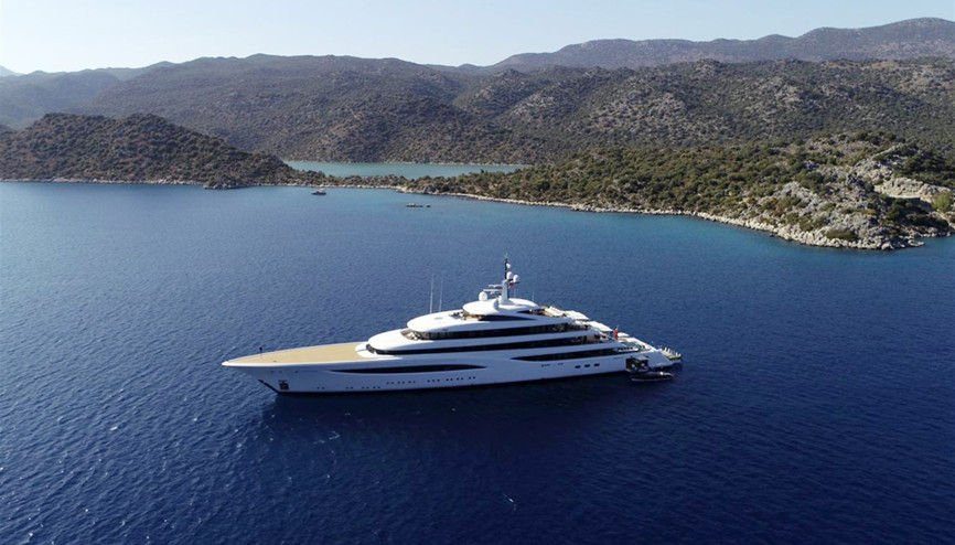 Tam 97 metre uzunluğunda... 200 milyon dolarlık mega yat Kekova’da