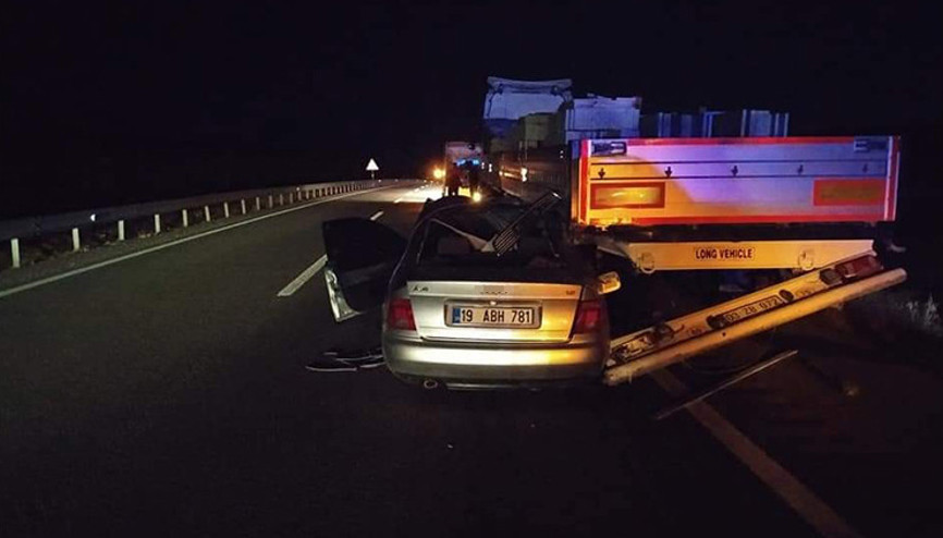 Otomobil Tır’a arkadan çarptı: 2 yaralı