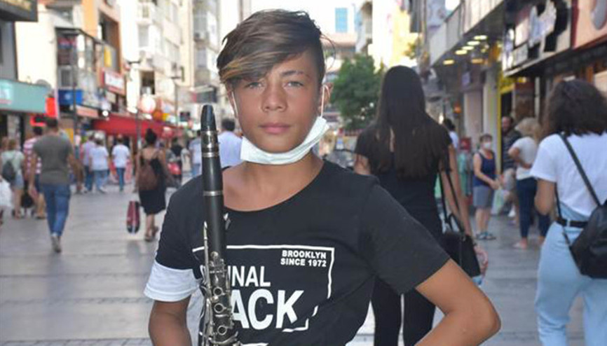 Sokak müzisyeni Sonat’ın hedefi güzel sanatlar fakültesi Sokak müzisyeni Sonat’ın hedefi güzel sanatlar fakültesi