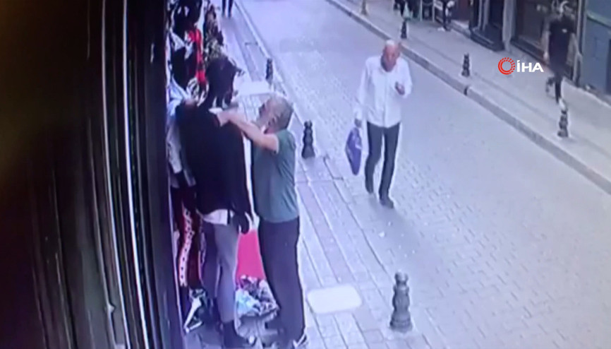 Güpegündüz cansız mankenin üzerindeki montu çaldı Güpegündüz cansız mankenin üzerindeki montu çaldı