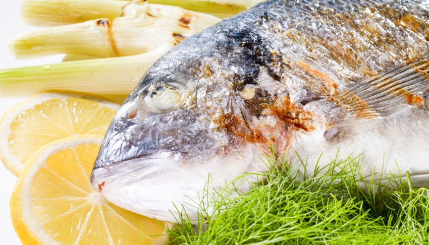 Balığın yanında bol limonlu, soğanlı yeşil salata Peki sebebini biliyor musunuz