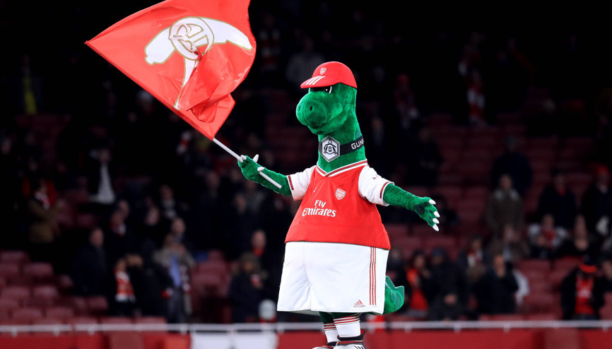 Arsenalde Mesut Özilden dinazor maskot Gunnersaurusa destek