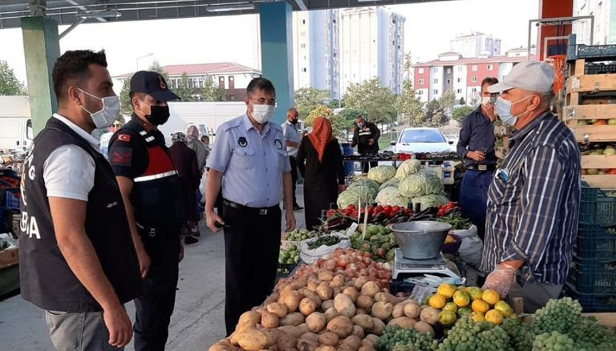 Dört pazarcının tezgâhı kapatıldı