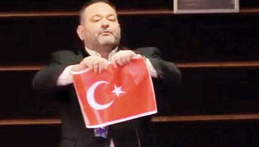 Son dakika haberler... Türk düşmanı parti suç örgütü sayıldı, Türk bayrağını yırtan ırkçı vekil tutuklandı