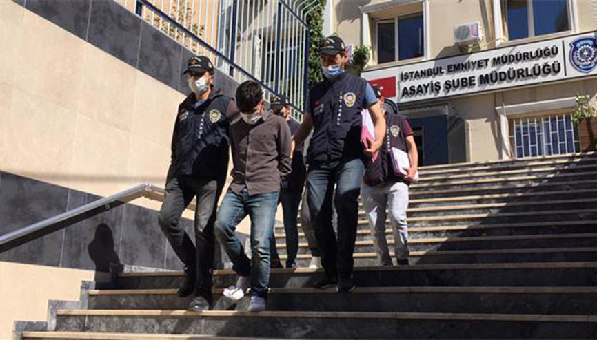 İstanbul’da evlerden hırsızlık yapan ikiz kardeşler kamerada