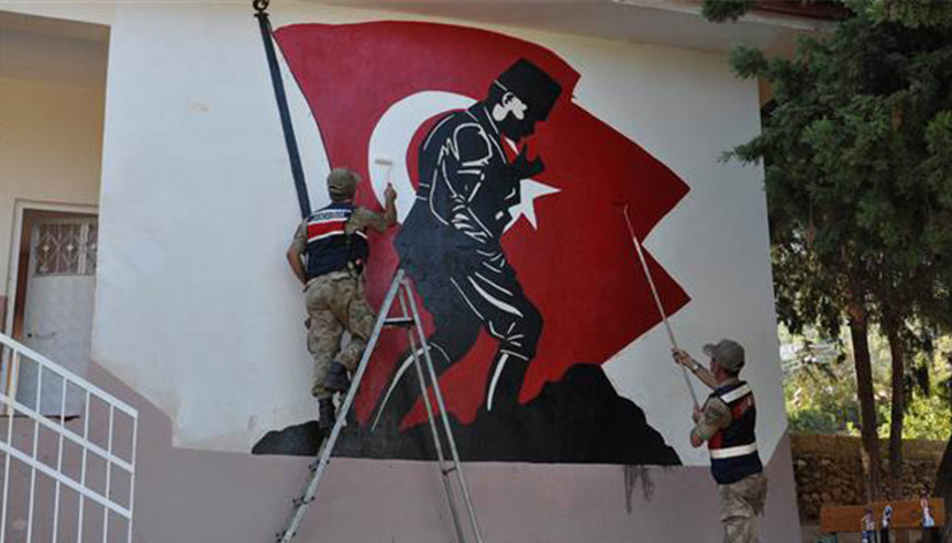 Öğretmenler ile askerler okulu boyadı