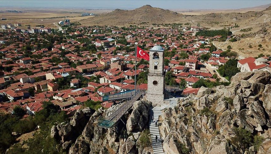 Tarihi saat kulesinin tik takları arasında ömrünü geçirdi