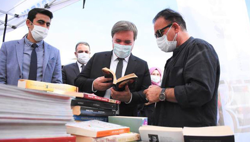 Eğitimci Vali’den kitap okuma alışkanlığını artırmak için ’Kitap Aksaray’ projesi
